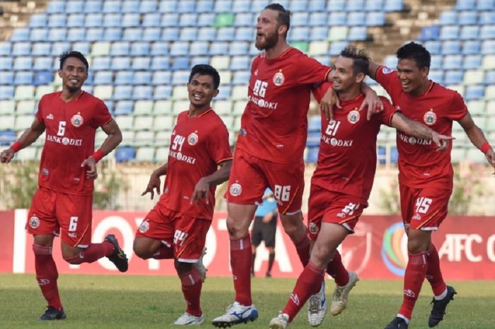 Bek Persija Jakarta Steven Paulle (tengah, nomor 86) selebrasi dengan rekan-rekannya usai membobol gawang Shan United dalam duel Grup G Piala AFC 2019 di Stadion Thuwunna, Yangon, Myanmar, Selasa (12/3/2019) sore WIB.