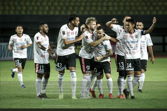 Para pemain Bali United merayakan gol ke gawang Semen Padang dalam laga Piala Presiden 2019.