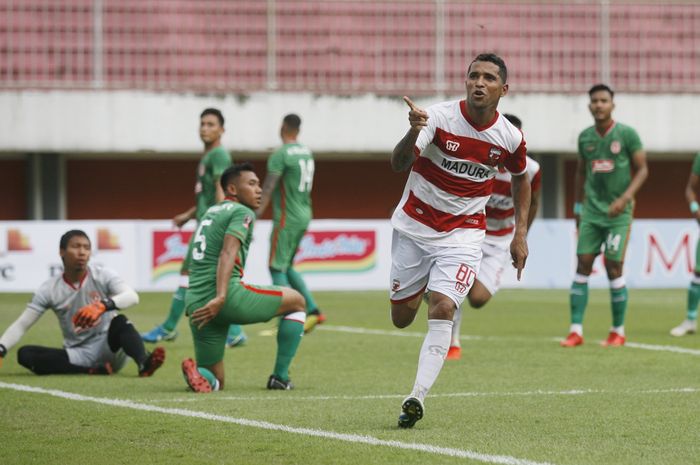 Striker Madura United, Alberto Goncalves, merayakan gol yang dicetak ke gawang PSS Sleman di Piala Presiden 2019.