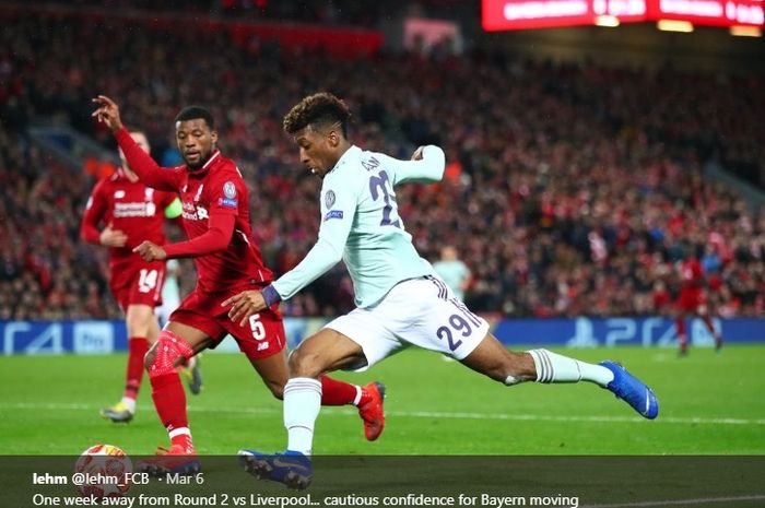 Kingsley Coman mencoba mengirim umpan saat pertandingan melawan Liverpool pada leg pertama 16 besar Liga Champions