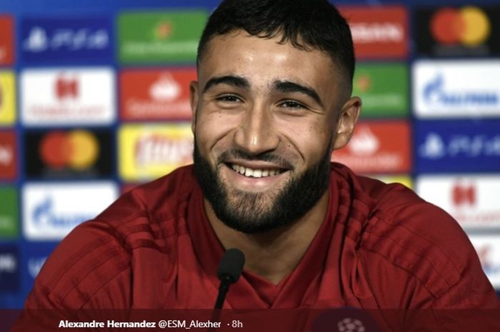 Pemain Olympiqu Lyon, Nabil Fekir saat konferensi pers jelang lawan Barcelona di Camp Nou