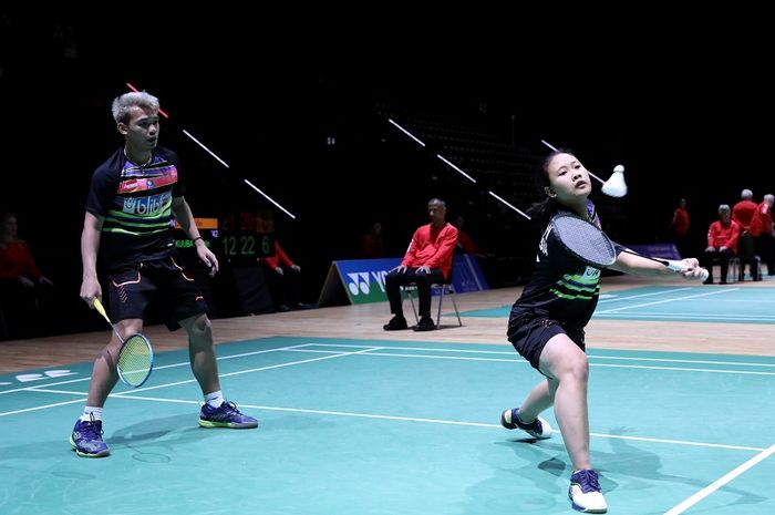 Pasangan ganda campuran Indonesia, Rinov Rivaldy/Pitha Haningtyas Mentari, mengembalikan kok ke arah Ronald/Annisa Saufika, pada babak kedua Swiss Open 2019 di St Jakobshalle, Kamis (14/3/2019).