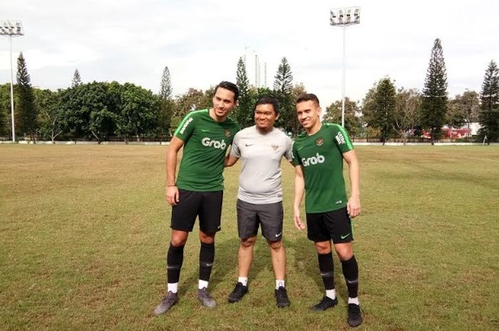 Egy Maulana Vikri dan Ezra Walian bersama Media Officer Timnas U-23 Indonesia, Bandung Saputra, di Lapangan ABC Senayan