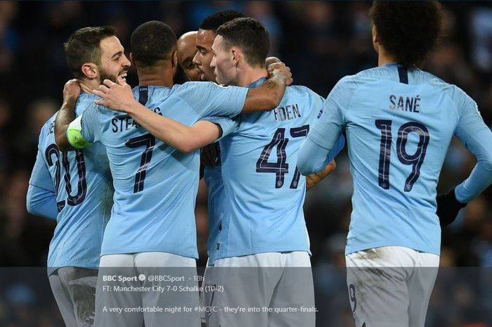 Para pemain Manchester City merayakan gol ke gawang Schalke dalam partai Liga Champions.