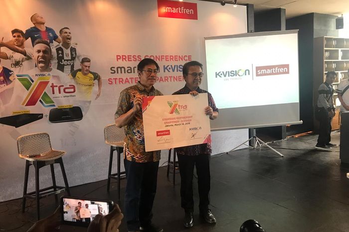 Penandatangan kerja sama K-Vision dengan Smartfren dalam paket berlangganan Xtra, Kamis (14/3/2019).