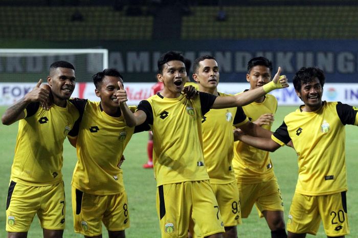 Selebrasi pemain-pemain Bhayangkara FC saat menjebol gawang Bali United  pada laga terakhir Grup B Piala Presiden 2019 di Stadion Patriot, Bekasi, Jawa Barat, Kamis (14/3/2019). 