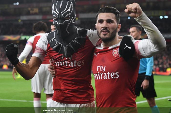 Penyerang Arsenal, Pierre-Emerick Aubameyang (kiri), merayakan gol yang dicetak ke gawang Rennes dalam laga leg kedua babak 16 besar Liga Europa di Stadion Emirates, Kamis (14/3/2019).