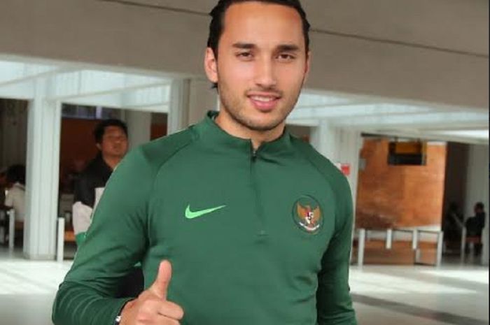 Pemain Timnas U-23 Indonesia Ezra Walian tiba di Bandara Internasional I Gusti Ngurah Rai, Badung, Bali, Jumat (15/3). Timnas U-23 Indonesia akan melakoni laga uji coba kontra Bali United, Minggu (17/3//2019).