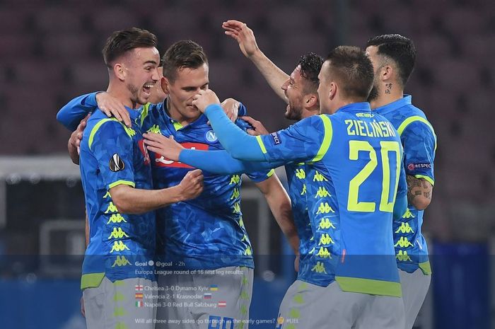 Para pemain Napoli merayakan gol ke gawang Red Bull Salzburg di Liga Europa.