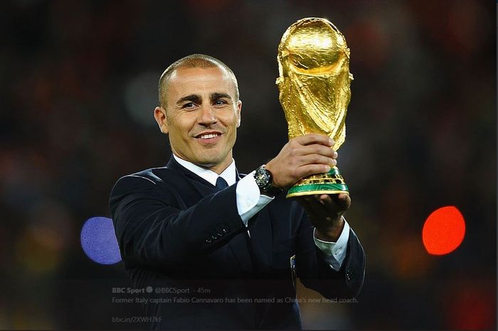 Fabio Cannavaro berpose dengan trofi juara Piala Dunia.