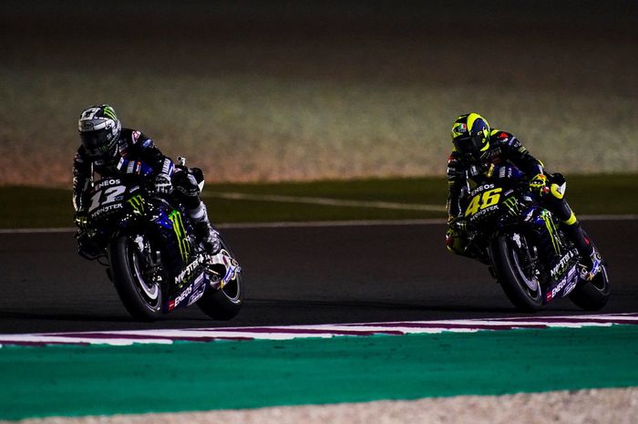 Maverick Vinales saat melaju di depan Valentino Rossi di sesi balapan MotoGP Qatar 2019, Senin (11/3/2019).