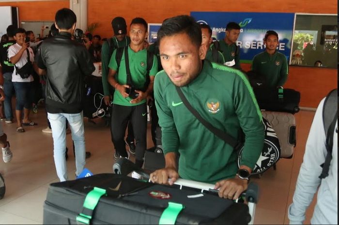 Pemain Timnas U-23 Indonesia Saddil Ramdani dkk tiba di Bandara Internasional I Gusti Ngurah Rai, Badung, Bali, Jumat (15/3). Timnas U-23 Indonesia akan melakoni laga uji coba kontra Bali United, Minggu (17/3//2019).