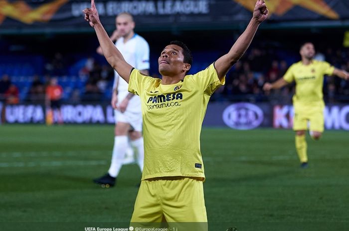 Penyerang Villarreal, Carlos Bacca, merayakan gol yang dicetak ke gawang Zenit dalam laga leg kedua babak 16 besar Liga Europa di Estadio de la Ceramica, Kamis (14/3/2019).