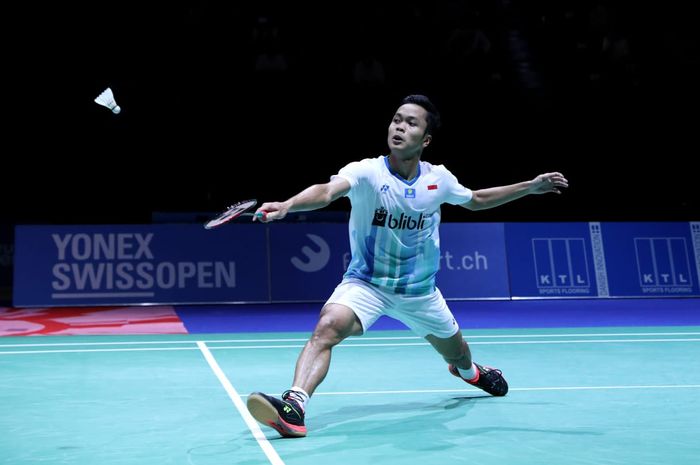 Pebulu tangkis tunggal putra Indonesia, Anthony Sinisuka Ginting, tampil pada semifinal Swiss Open 2019 di Basel, Swiss, Sabtu (16/3/2019).