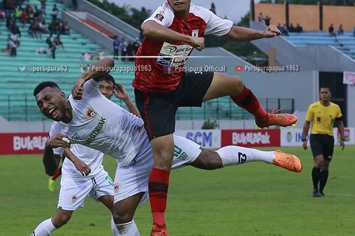 Striker Kalteng Putra, Patrich Wanggai, Berhasil Mencetak Gol Spektakuler Ala Zinedine Zidane ke Gawang Persipura di Laga Terakhir Babak Penyisihan Grup C Piala Presiden 2019 di Stadion Moch. Soebroto, Magelang, Sabtu (16/3/2019).