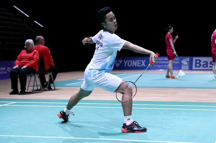 Pebulu tangkis tunggal putra Indonesia, Anthony Sinisuka Ginting, mengembalikan kok ke arah Lin Dan pada babak perempat final Swiss Open 2019 di St Jakobshalle, Basel, Jumat (15/3/2019).