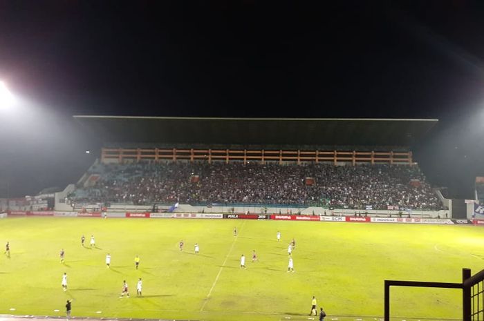 Suporter PSIS Semarang saat laga melawan PSM Makassar dalam ajang Piala Presiden 2019 di Stadion Moch. Soebroto, Magelang, Sabtu (16/3/2019)