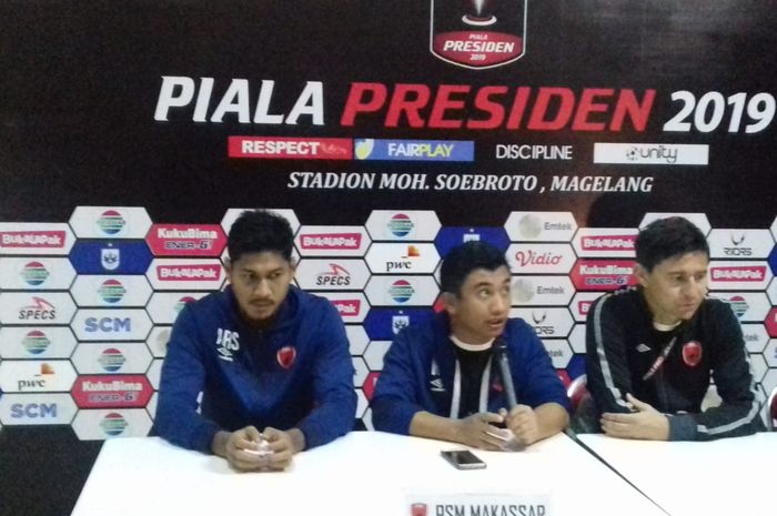 Pelatih PSM Makassar, Darije Kalezic dan bek Abdur Rahman sesuai laga melawan PSIS Semarang di Stadion Moch. Soebroto, Sabtu (16/3/2019) 