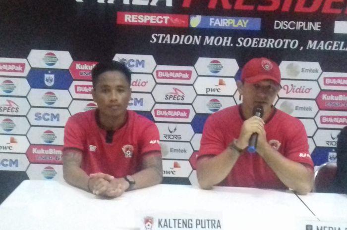 Pelatih dan Pemain Kalteng Putra (Gomes de Oliviera dan I Gede Sukadana) di Sesi Jumpa Pers Setelah Laga Kontra Persipura di Stadion Moch. Soebroto, Magelang pada Sabtu (16/3/2019)