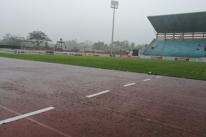 Hujan deras mengguyur Stadion Moch Soebroto, Kota Magelang, Sabtu (16/3/2019)