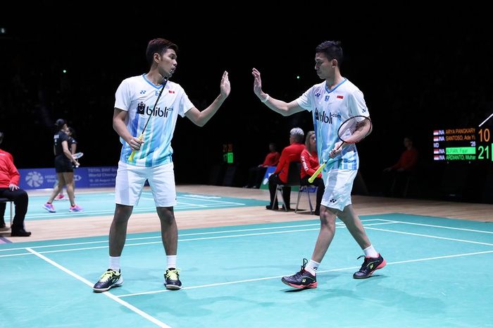 Pasangan ganda putra Indonesia, Fajar Alfian/Muhammad Rian Ardianto, berhasil menyabet gelar juara setelah mengalahkan Lee Yang/Wang Chi-Lin (Taiwan) pada babak final Swiss Open 2019 di St Jakobshalle, Minggu  (17/3/2019).