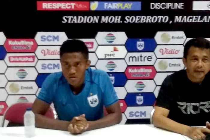 Pelatih PSIS Semarang, Jafri Sastra (kanan), saat konferensi pers sesuai laga melawan PSM Makassar di Stadion Moch. Soebroto, Sabtu (16/3/2019) 