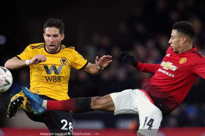 Gelandang Manchester United, Jesse Lingard, beraksi melawan pemain Wolverhampton Wanderers, Joao Moutinho, dalam laga perempat final Piala FA di Molineux Stadium, 16 Maret 2019.