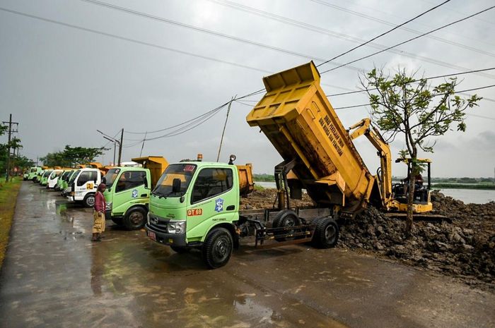 Proses pengurukan akses masuk Stadion Gelora Bung Tomo.