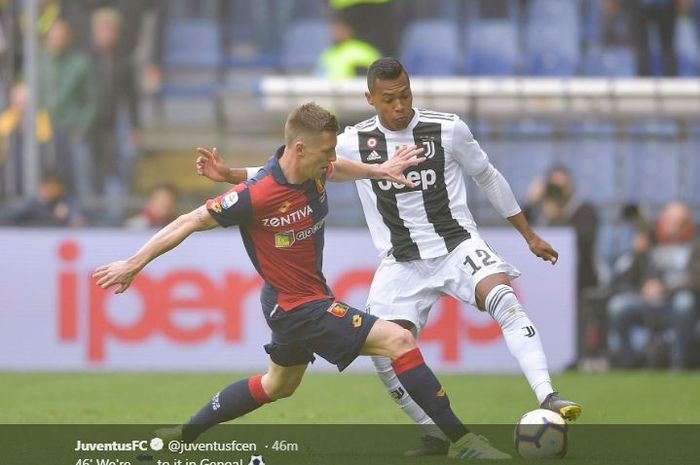 Bek Juventus, Alex Sandro (kanan), beraksi dalam laga Liga Italia melawan Genoa di Stadion Comunale Luigi Ferraris, Minggu (17/3/2019).