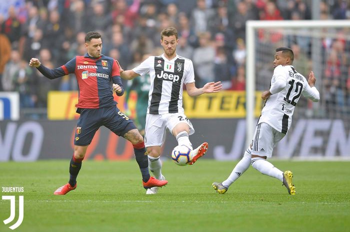 Bek Juventus, Daniele Rugani (tengah) dan Alex Sandro, berduel dengan pemain Genoa, Antonio Sanabria, dalam laga pekan ke-28 Liga Italia di Stadion Comunale Luigi Ferraris, Genoa, 17 Maret 2019. 