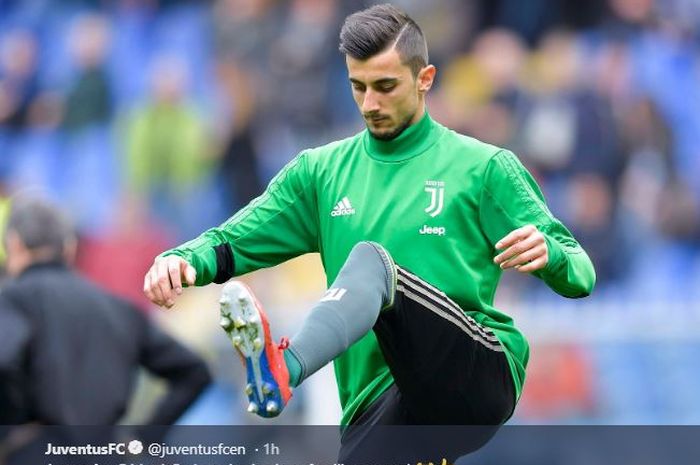 Kiper Juventus, Mattia Perin, melakukan pemanasan sebelum laga Liga Italia melawan Genoa di Stadion Comunale Luigi Ferraris, Minggu (17/3/2019).