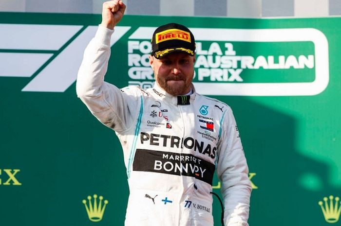 Pembalap Mercedes, Valtteri Bottas, berpose di podium setelah keluar sebagai juara GP Australia di Sirkuit Melbourne Grand Prix, Minggu (17/3/2019).