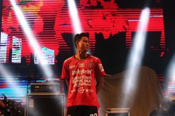 Bek Kanan Bali United, I Made Andhika mengenakan jersey baru musim 2019. Bali United memperkenalkan seragam barunya tersebut di acara Bali United Festival di Stadion Kapten I Wayan Dipta, Sabtu (16/3/2019). 