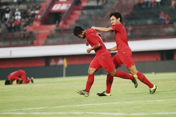 Gelandang timnas U-23 Indonesia, Gian Zola, mencetak gol ke gawang Bali United di laga uji coba di Stadion Kapten I Wayan Dipta, Bali, Minggu (17/3/2019).