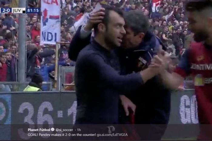 Penyerang Genoa, Goran Pandev (kiri), merayakan gol yang dicetak ke gawang Juventus dalam laga Liga Italia di Stadion Comunale Luigi Ferraris, Minggu (17/3/2019).