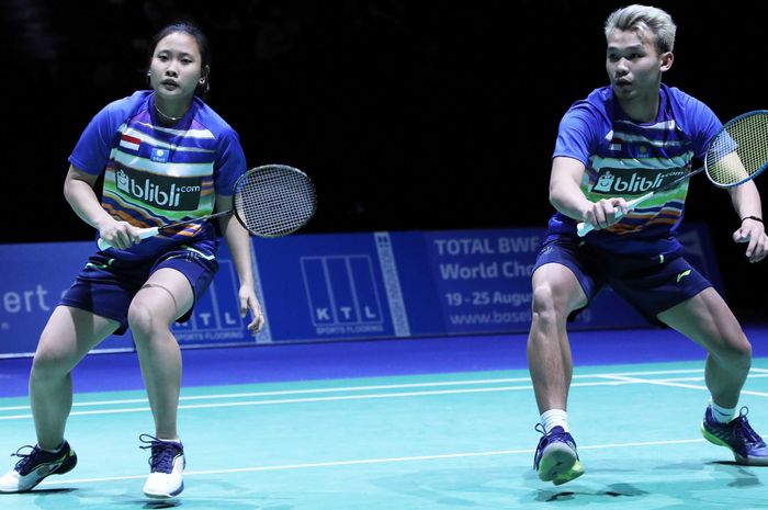 Rinov Rivaldy (kanan) dan Pitha Haningtyas Mentari (kiri) saat tampil pada turnamen Swiss Open 2019.