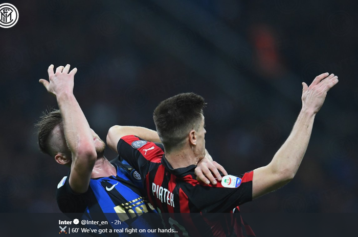 Striker AC Milan, Krzysztof Piatek, dijaga ketat oleh bek Inter Milan, Milan Skriniar, dalam laga derby della Madonnina pada pekan ke-28 Liga Italia, Minggu (17/3/2019) di San Siro.