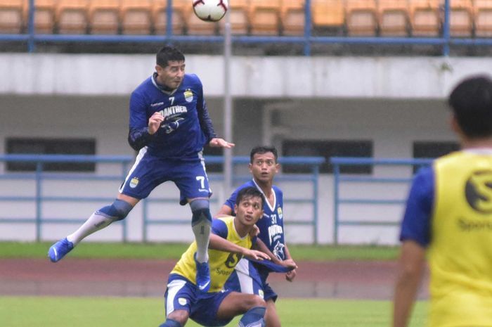 Gelandang Persib Bandung, Esteban Viscarra mulai merumput kembali.