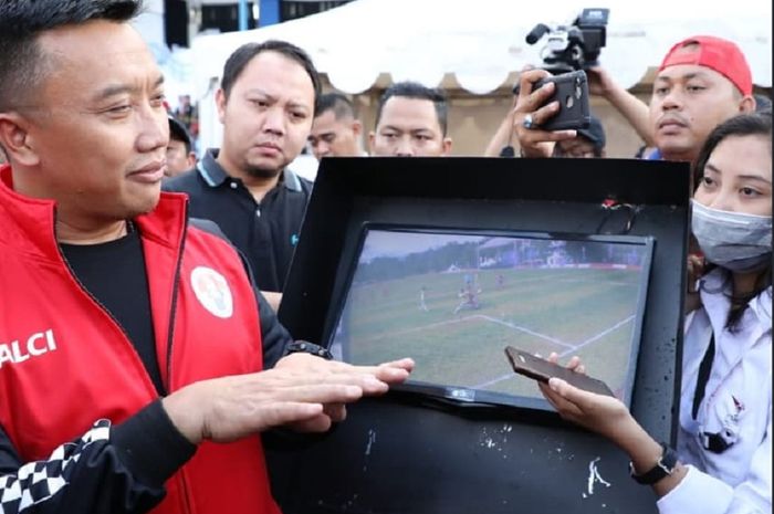 Menpora Imam Nahrawi mendengar penjelasan tentang penggunaan video assistant referee (VAR) di Stadion UPI, Kota Bandung, Minggu (17/3/2019). 