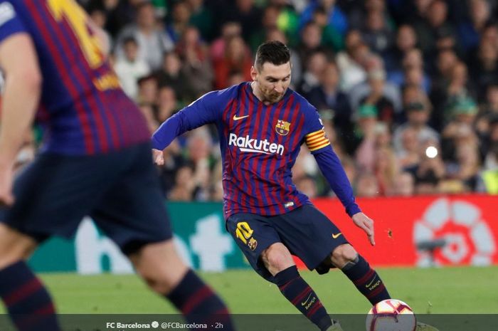 Striker Barcelona, Lionel Messi, menendang sepakan tendangan bebas saat melawan Real Betis pada Senin (18/3/2019) di Stadion Benito Villamarin, Sevilla.