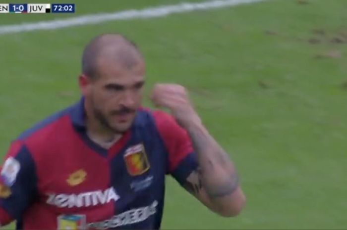 Pemain Genoa, Stefano Sturaro, mencetak gol ke gawang Juventus pada laga Liga Italia, Minggu (17/3/2019).