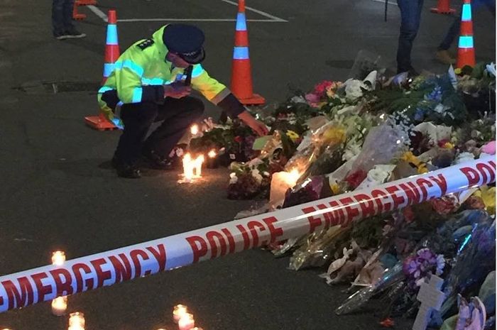 Masyarakat Selandia Baru menaruh bunga di sekitar lokasi aksi teror penembakan masjid di Christchurch.