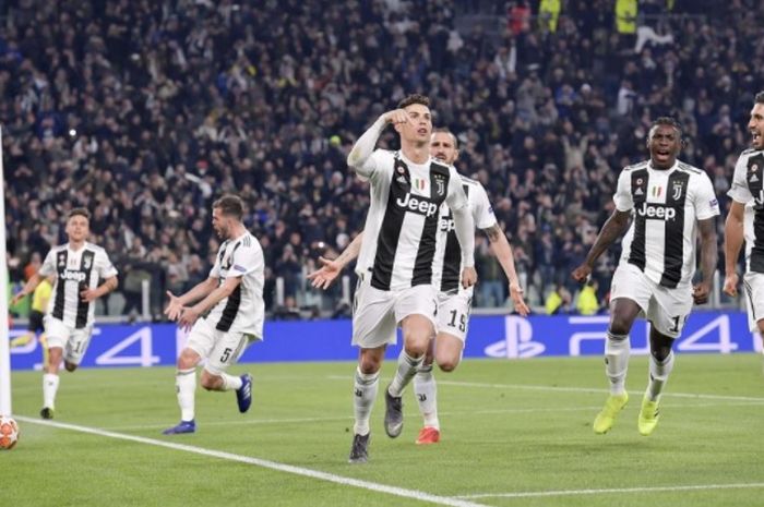 Megabintang Juventus, Cristiano Ronaldo, merayakan gol yang dicetak ke gawang Atletico Madrid dalam laga leg kedua babak 16 besar Liga Champions di Stadion Allianz, Selasa (12/3/2019).