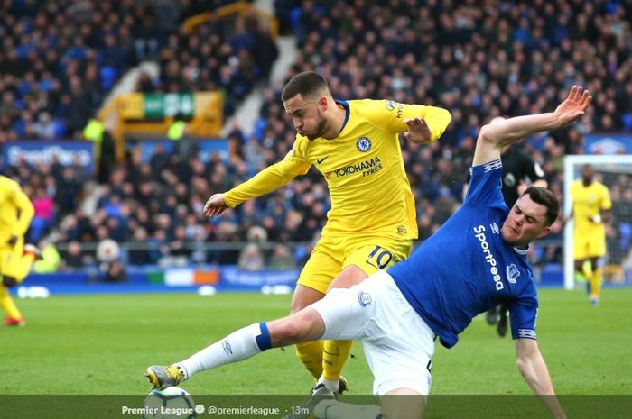 Bek Everton, Michael Keane, berusaha merebut bola dari playmaker Chelsea, Eden Hazard, pada laga Liga Inggris, Minggu (17/3/2019), di Stadion Goodison Park, Liverpool.