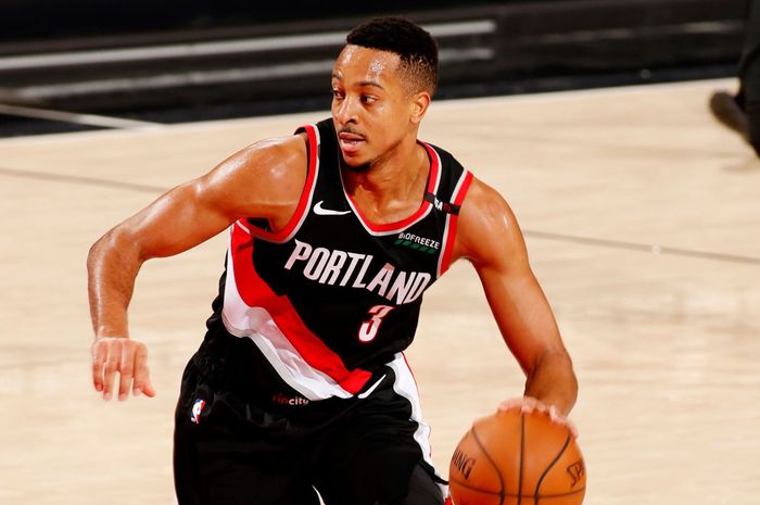 CJ McCollum (Portland Trail Blazers) perlu rehat selama satu minggu akibat mengalami ketegangan popliteus pada lutut kaki kirinya.