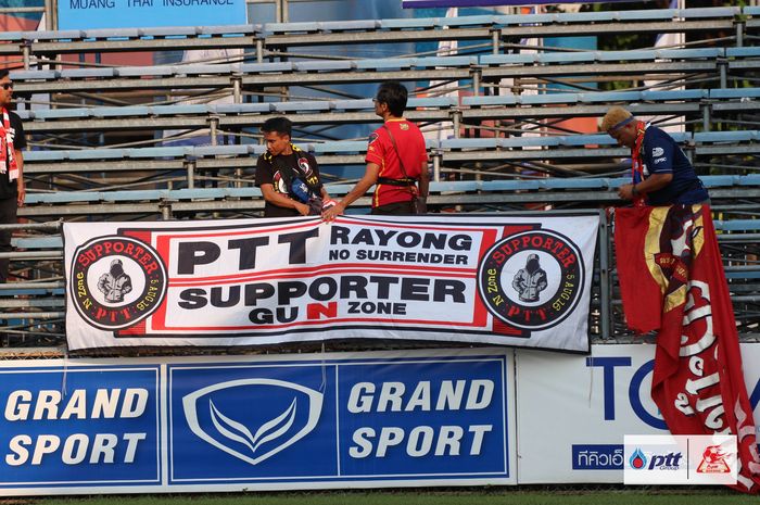 Suporter PTT Rayong yang melakoni tur ke Stadion PAT di Bangkok pada lanjutan Liga Thailand 1 2019 saat timnya dijamu Port FC, Minggu (17/3/2019). 