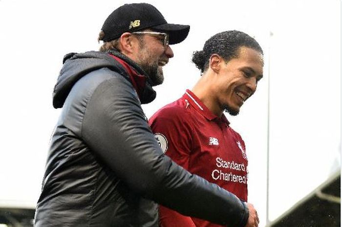 Pelatih Liverpool, Juergen Klopp, merayakan kemenangan timnya bersama Virgil van Dijk seusai laga Liga Inggris melawan Fulham di Stadion Craven Cottage, Minggu (17/3/2019).