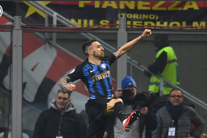 Gelandang Inter Milan, Matias Vecino, merayakan gol dalam laga derby della Madonnina kontra AC Milan, Minggu (17/3/2019).