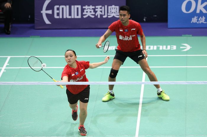 Pasangan ganda campuran Indonesia, Tontowi Ahmad/Winny Oktavina Kandow, saat menjalani pertandingan penyisihan Grup C melawan Sri Lanka pada Kejuaraan Beregu Campuran Asia 2019 di Queen Elizabeth Stadium, Wanchai, Hong Kong, Selasa (19/3/2019).