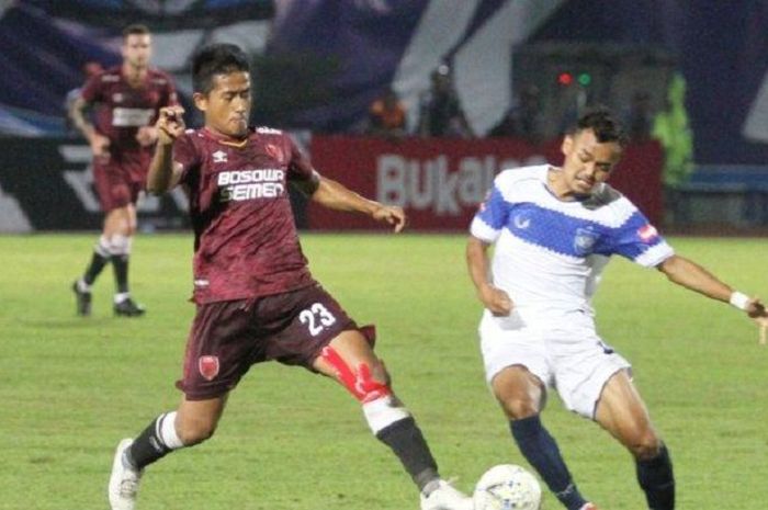 Bayu Gatra Sanggiawan, gelandang PSM Makassar (kiri) saat merebut bola dari pemain PSIS Semarang.